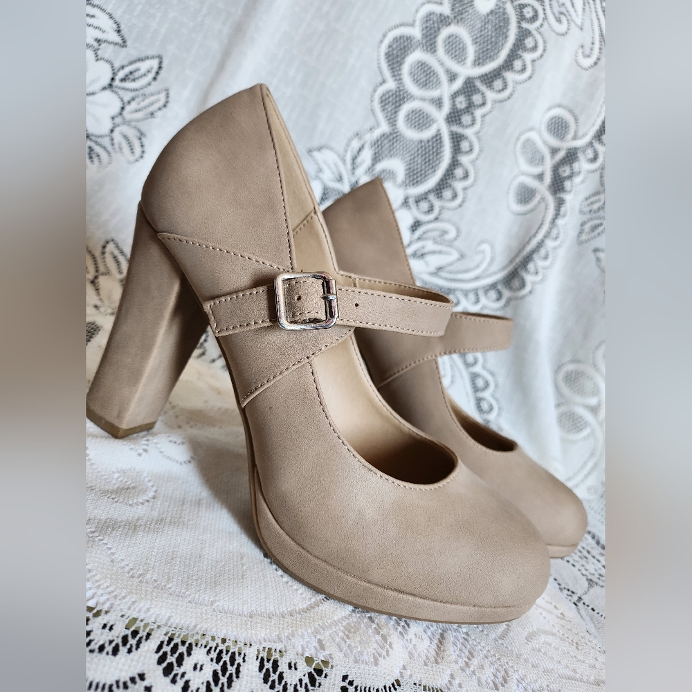 Y-Not?- Nude buckle wedge heels - (7.5)